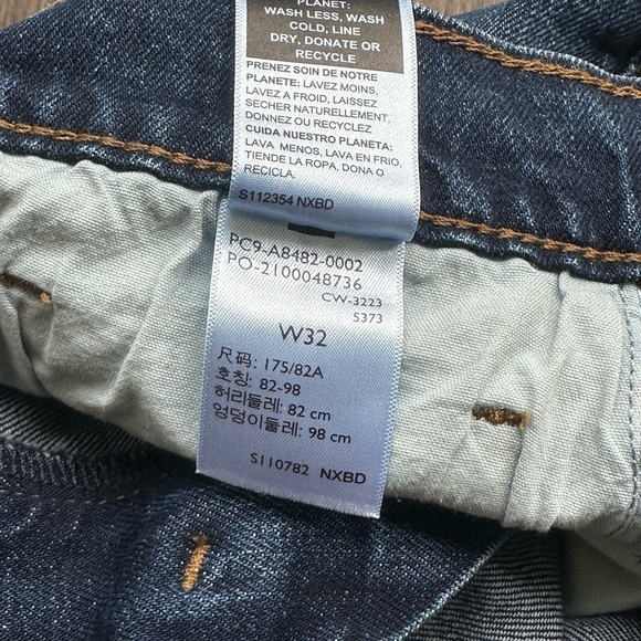 Levi’s Classic Denim Shorts - Picture 5 of 5